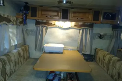 Image de c'est un Vr très spacieux qui se trouve sous 2 grands arbres