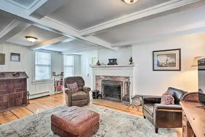 Image de Nouveau! Maison restaurée des années 1800, à mi-chemin d'Otis Ridge!