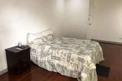 Image de Studio avec lit Queen Size