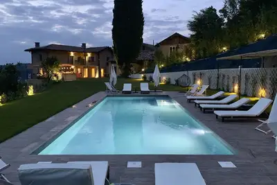 Image de Villa privée sur 5 hectares, avec grande piscine et cuisine extérieure. 5 minutes de Canelli