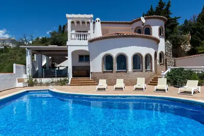 Image de Villa espagnole traditionnelle avec piscine privée chauffée et vue imprenable