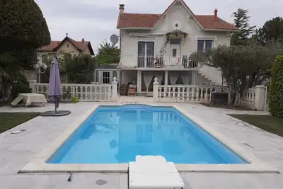 Image de maison sur 1000m2 avec piscine et espace vert