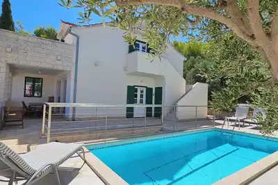 Image de Villa avec piscine privée, vue sur la mer, terrasses, jardins, à250m de la plage