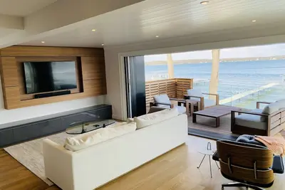 Image de Newly Renovated Lake Frontage/ 3 Bedrooms/3- 1/2 Bathrooms