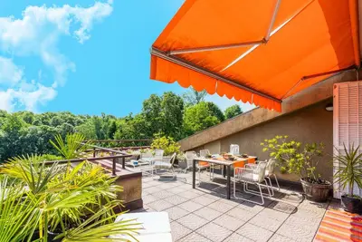 Image de Appartement panoramique moderne avec piscine