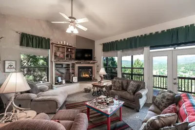 Image de Robins Nest, animaux acceptés, 3 chambres, cheminée, bain à remous, salle de jeux, 8 couchages