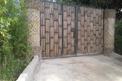 Image de Maison de bouteilles en plastique et maison de briques imbriquées