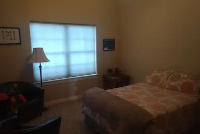 Image de 1 lit 1 salle de bain dans un quartier fermé