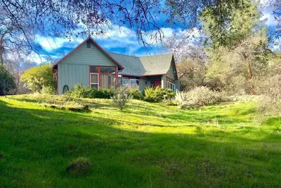 Image de Bungalow chic 2B2b avec studio Ă 5 km de Sequoia Np - Dog Friendly!