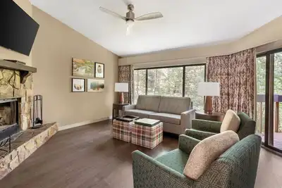 Image de Suite de luxe près du domaine skiable de Sapphire Valley avec piscine intérieure du complexe. , WiFi et plus