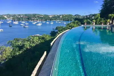 Image de Villa de style colonial avec vue sur l'océan et grande piscine