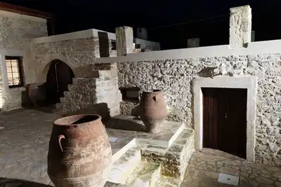 Image de Ancien manoir en pierre complet reconstruit sur un beau plateau