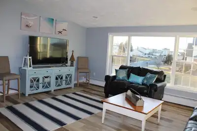 Image de Rénové de haut en bas Scarborough Beach House dans le quartier Eastward Look!