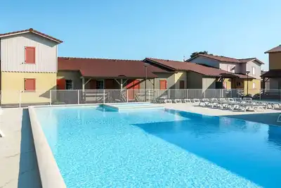 Image de Appartement dans une maison de vacances avec piscine, climatisation, Wifi, terrasse, parking