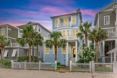 Image de Cottage situé sur une ruelle tranquille à seulement un mile du Pier Village & Beach