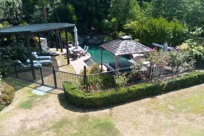 Image de Retraite magique avec piscine et spa de luxe