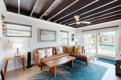 Image de Nouvelle Liste! Maison au bord du canal récemment rénovée avec piscine privée.