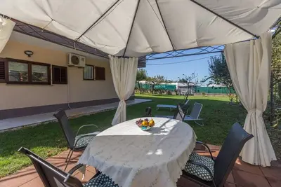 Appartement spacieux avec 2 chambres, 2 salles de bain et jardin à 100m de la plage
