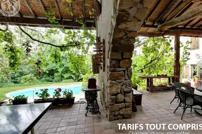 Image de Découvrez ce gîte champêtre avec spa, sauna, piscine et jardin privatif à Essertines-en-Donzy