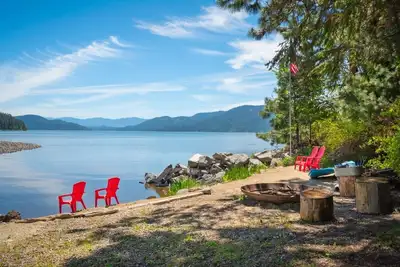 Image de Maison parfaite sur le lac avec quai privé et ascenseur à bateaux. Idéal pour les familles.