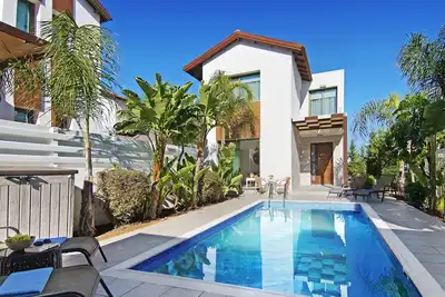 Image de Maris - Villa de 4 chambres à distance de marche de Trinity Golden Beach