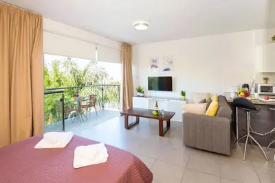 Image de Lucile - Studio avec accès à pied à la célèbre plage de Fig Tree Bay Beach