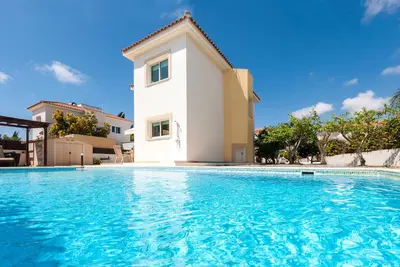Caroline - Villa 3 chambres avec piscine privée dans la zone côtière d'Ayia Thekla