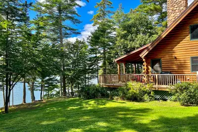 Image de Cabane en rondins au bord de l'eau