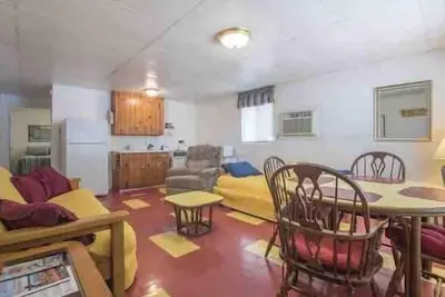 Image de Cabine pour animaux de compagnie avec porche à la station au bord du lac sur le lac Lbj