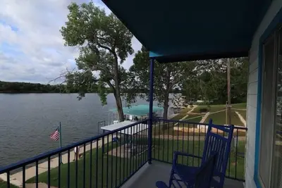 Image de Chalet privé avec terrasse couverte surplombe le lac Lbj.