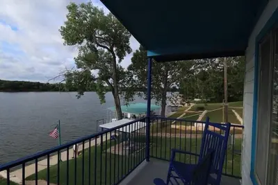 Image de Hillside House avec un porche privé donnant sur le lac Lbj