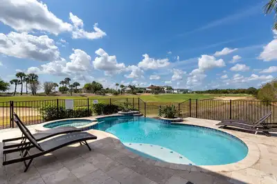 Image de RVH_432M | Piscine privée à débordement face à l'ouest, salle de jeux, salle de cinéma, chambre d'enfants