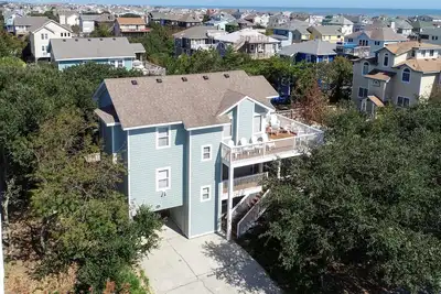 Image de Sweet Carolina: Oceanside avec piscine privée, bain à remous et salle de jeux avec table de billard.