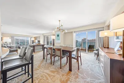 Image de 33e étage Rare Executive Suite 2br / 2. 5ba avec cuisine et buanderie, réservez dès maintenant!