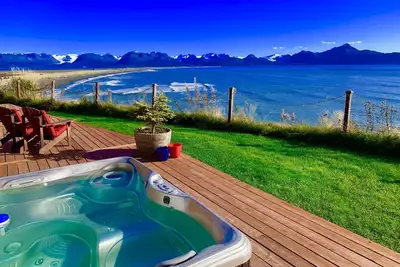 Image de Vue sur le glacier en bord de mer de la baie de Kachemak avec bain à remous