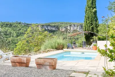Image de Belle maison de vacances privée pour 6 personnes avec piscine privée, Tv et patio