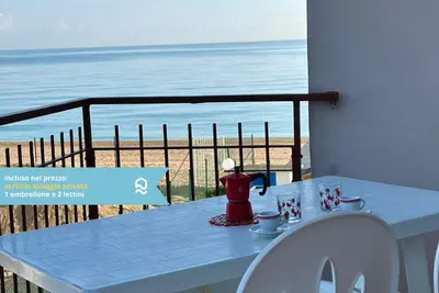 Image de M097 - Marcelli, three-room apartment on the sea with private beach