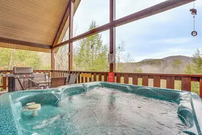 Image de Nouveau! Cabine confortable de Sevierville: terrasse et bain à remous à 2 niveaux