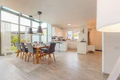 Image de Les \"Kaptains Huus\" dans un endroit central et calme juste derrière la digue!