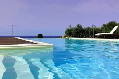 Image de Villa entre Trapani et San Vito Lo Capo, avec vue sur la piscine et la mer