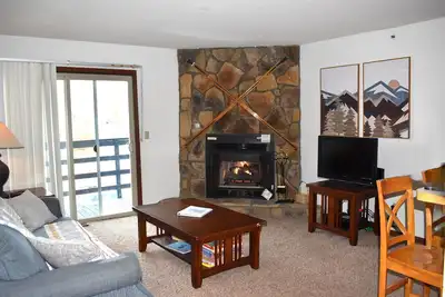 Image de Joliment aménagé 2 chambres, 2 salles de bain condo. 6 couchages