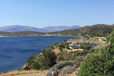 Image de Maison les pieds dans l'eau, à 15km de Galatas, en face de l’île de Poros