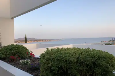 Image de Appartement tout confort, grande terrasse vue mer dans résidence avec piscine, proche plages et commerces