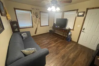 Image de 1 Bedroom/sleeper sofa/Large Bath\nsleep 5\nclose to Restaurants/ramps/gas/Walmart