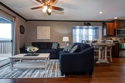 Image de Magnifiquement mis à jour avec accès à la piscine intérieure et aux pataugeoires