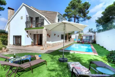 Image de Belle maison de vacances privée pour 8 personnes avec Wifi, piscine privée, Tv, patio et parking