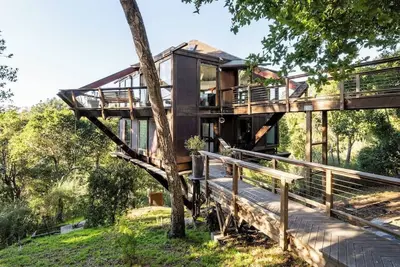 Image de Cabane dans les arbres paisible avec vue sur l'océan