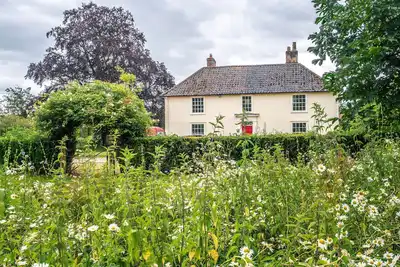 Image de Cette belle maison de ferme a été soigneusement rénovée à un niveau luxueux.