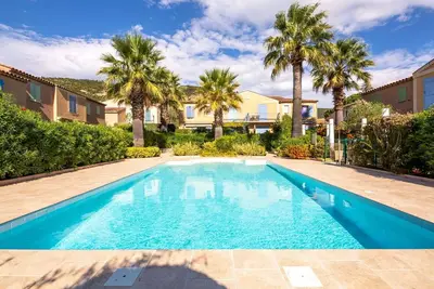 Image de Magnifique maison de vacances pour 4 personnes avec piscine, climatisation, Tv et terrasse