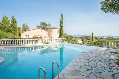 Image de Belle maison de vacances privée pour 8 personnes avec Wifi, piscine privée, Tv et terrasse